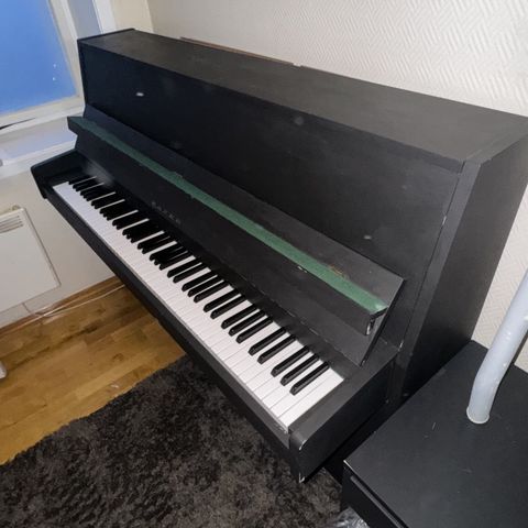 Matt svart piano av typen Fazer gis bort