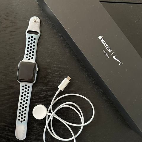 Apple Watch Series 3 Nike Edition - 42 MM