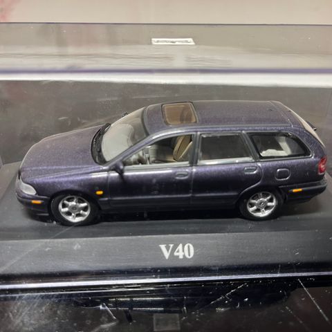 1/43 Model av Volvo V40 2.0 fra Minichamps!