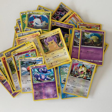 Diverse Pokémon-kort med boks