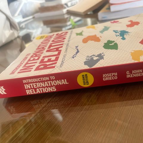 Introduction to international relations : perspectives, connections……()