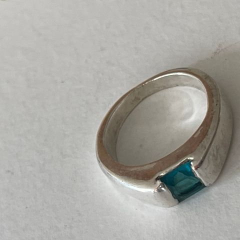 Flott ring med blå stein