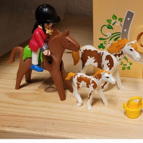 Playmobil stall med hester og rytter