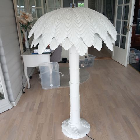 Stålampe, formet som palme