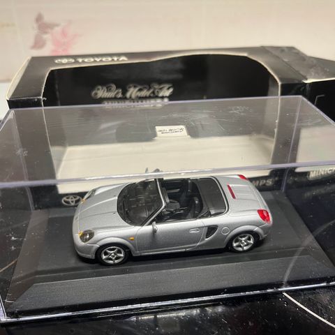 1/43 Toyota MRII (2) i «Dealer box»! Fra Minichamps!