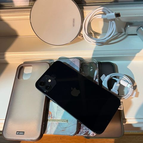 Strøken IPhone 12 med masse utstyr- Godt batteri/deksler/Wireless charger