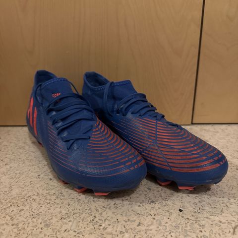 Adidas predator kunstgresssko str 42 selges