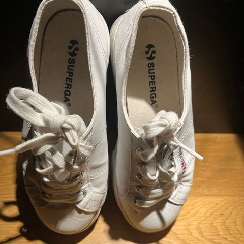 Superga Platform i hvitt skinn