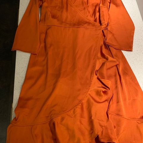 Oransje kjole fra Vero Moda selges kr. 100,-