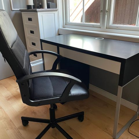 Micke skrivebord med kontorstol