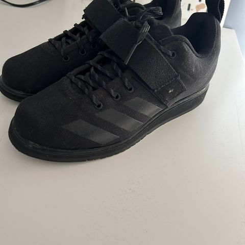 Løftesko Adidas str 38