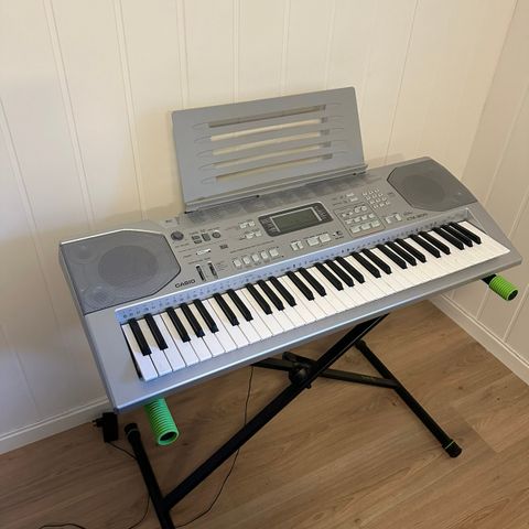 Casio CTK 800 med stativ,