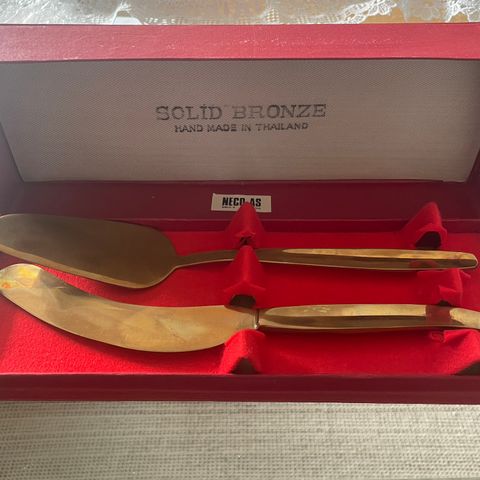 Bronse sett, Kakespade med kniv