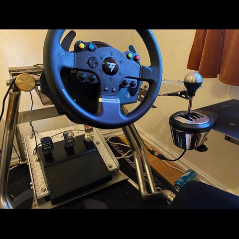 Thrustmaster TMX Pro med TH8A girkasse og 3 pedaler.