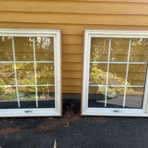 To vinduer H119 x B99 (karmmål)
