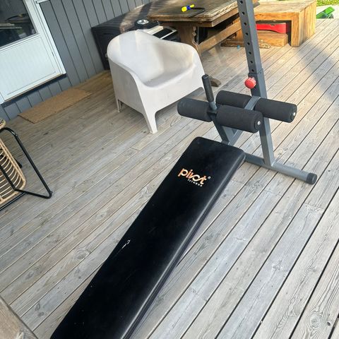 Pivot sit up bench