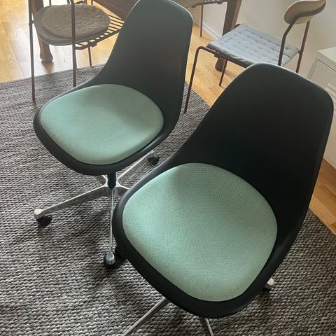 Eames vitra plastic stoler med innbygd pute selges billig