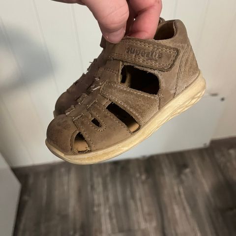 Sandaler fra Superfit i beige