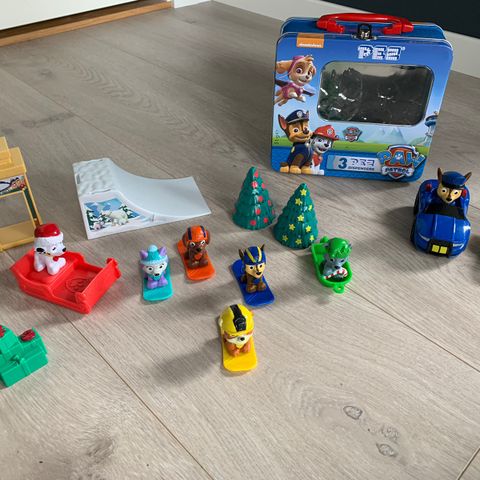 Paw Patrol koffert med figurer og to kjøretøy. Perfekt for tur!