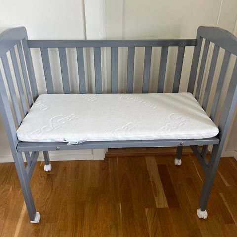 JLY bedside crib med babydan madrass