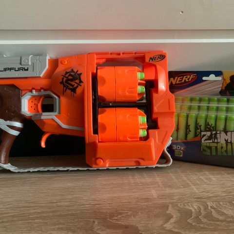 Nerf FlipFury Pistol + Pakke med 30 Zombie strike skudd