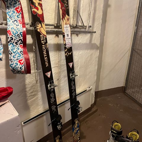 Rando ski med støvler selges komplett. Skistøvlene er 45/46 i størrelse. Ny pris