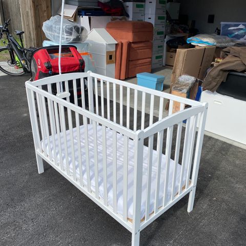 Baby bed with mattress and canopy | Barne seng madrass sengehimmel stativ