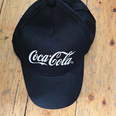 Lite brukt svart Coca Cola caps, selges!