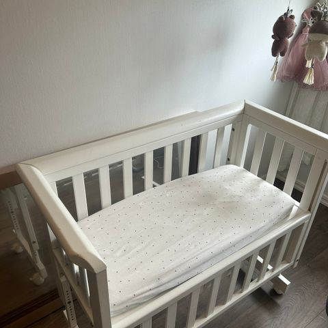 Troll bedside crib