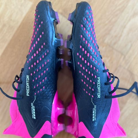 Fotballsko str 42 (brukt en gang!) 1100,- (utpris 2699),-Adidas predator acc.1