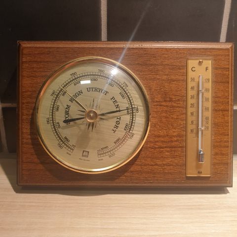 Selger ett vintage Huger barometer til kr 200,-