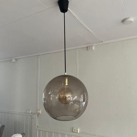 Lampe med glasskuppel