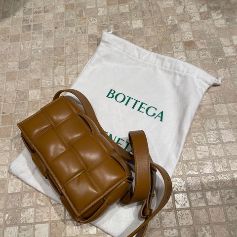 Ny! BOTTEGA VENETA  Cassette Porridge Leather Belt Bag