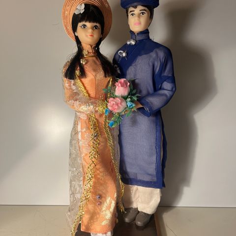 Asiatisk bryllups dukker i barbie størrelse.