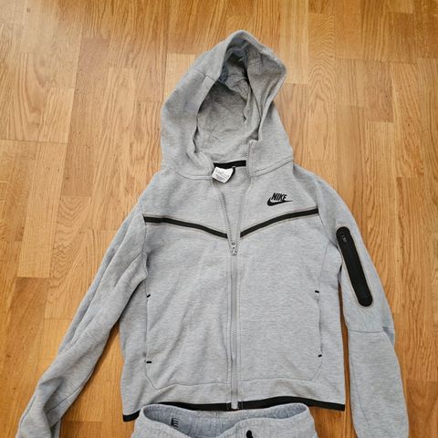 Nike Tech Fleece hettejakke 137-147