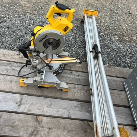 Dewalt kapp- og gjærsag med stativ