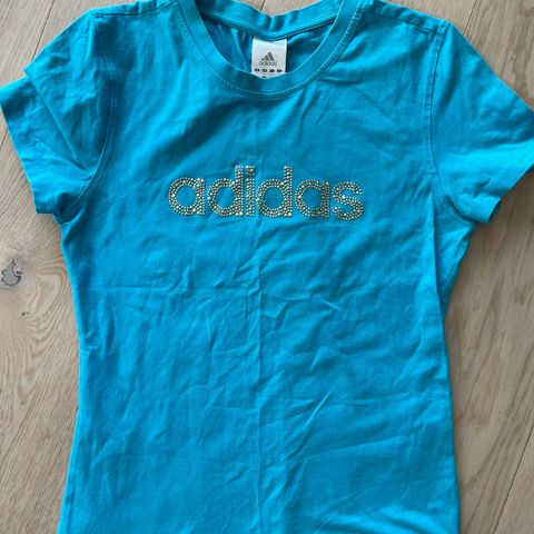 Adidas t-skjorte