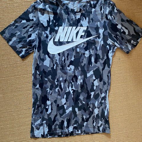 Nike t-skjorte, camo, str. xs