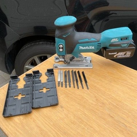 MAKITA DJV181 18V STIKKSAG MED 3AP BATTERI,  EKSTRA NY FOTPLATE, NYE BLADER