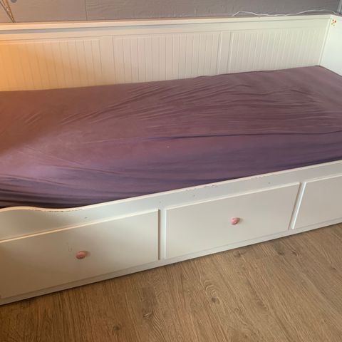 *Reservert* Hemnes dagseng selges billig