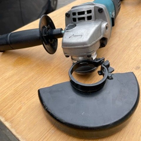 MAKITA 9558HNR VINKELSLIPER 230V, PENT BRUKT