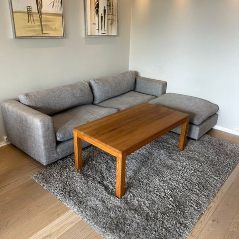 Sofa med tilhørende puff på 97x77cm gis bort