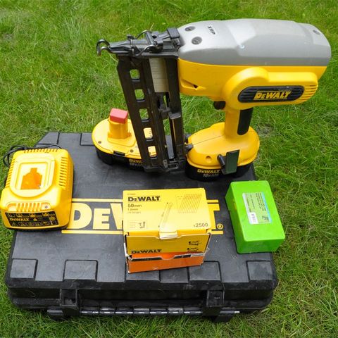 Pent brukt Dewalt DC 618 dykk pistol med 2 batteri og lader