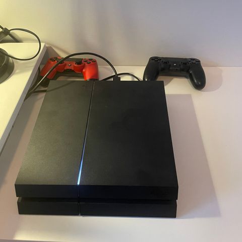 Playstation 4 slim med to kontrollere