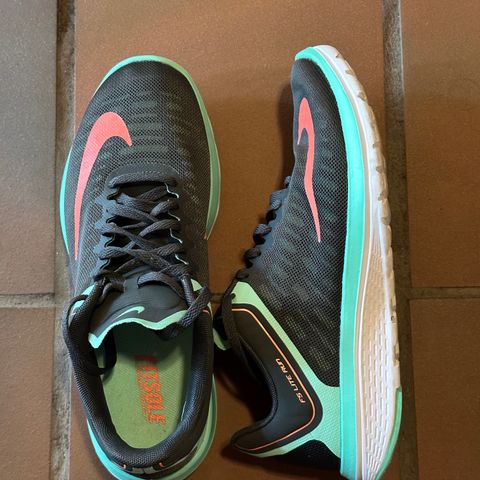 Nike FS Lite Run 4 str 39 (25 cm)