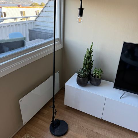 Stående lampe uten glass selges