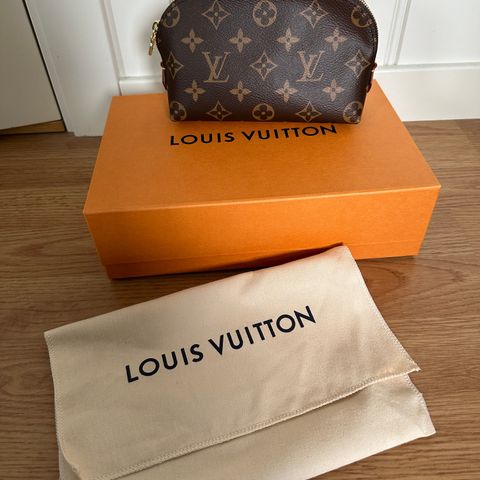 Ny Louis Vuitton cosmetic pouch selges!