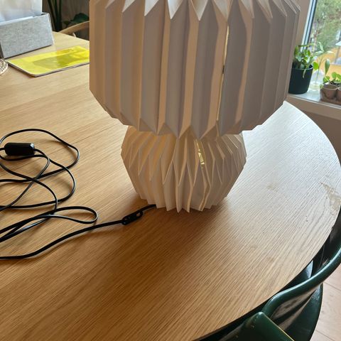 Plissert «papir» bordlampe