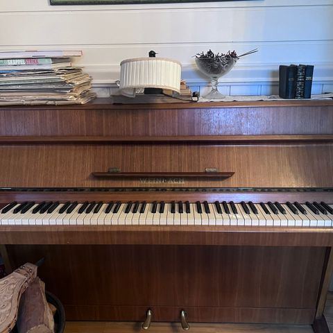 Eldre piano. Gis bort/må hentes.