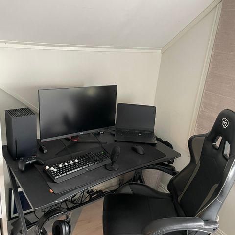 Som ny Gaming setup med xbox series x og gaming laptop